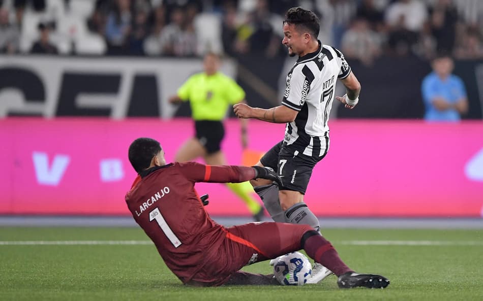 Lucas Arcanjo faz defesa contra o Botafogo (Foto: Thiago Ribeiro/AGIF)
