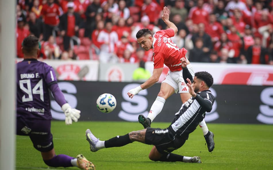 Rafarel Borré, do Internacional, chuta