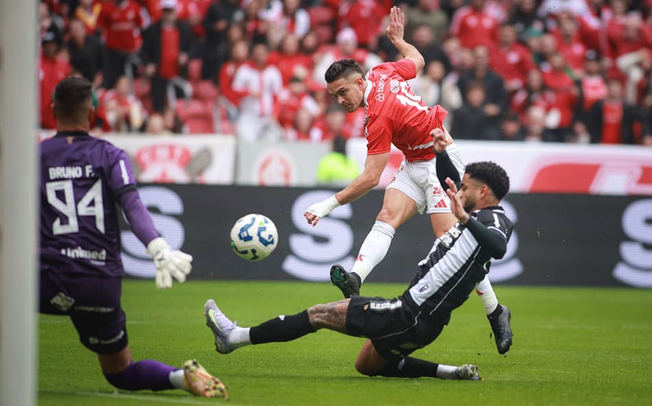 Rafarel Borré, do Internacional, chuta