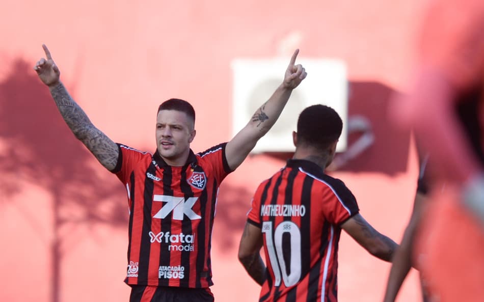 Renato Kayzer, do Vitória, marca o gol 300 da edição 2025 do Campeonato Brasileiro (Foto: Jhony Pinho/AGIF)