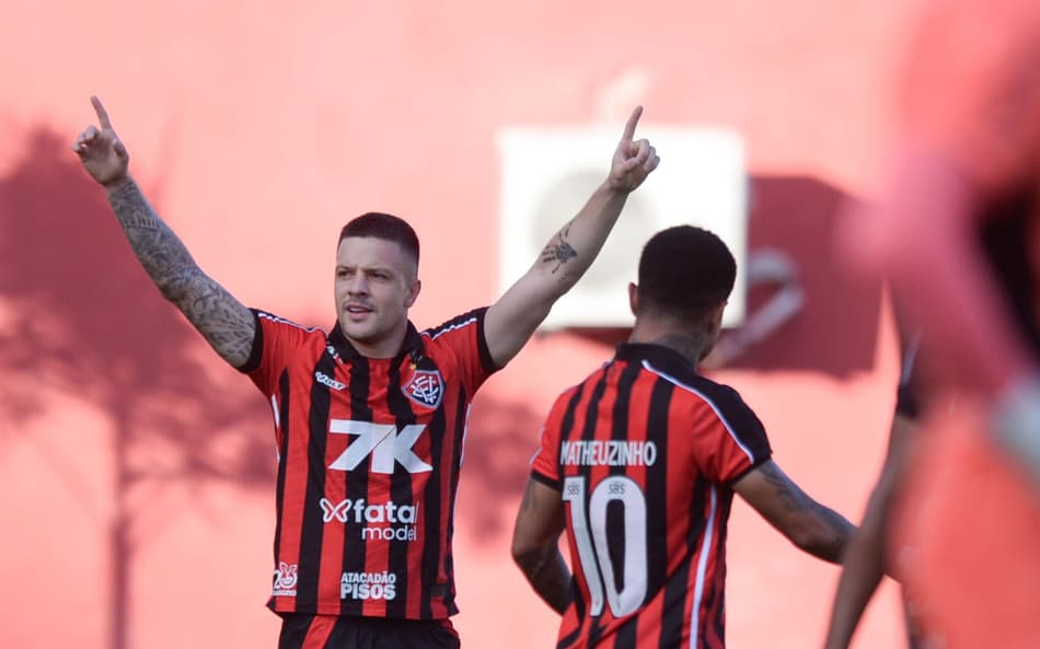 Renato Kayzer, do Vitória, marca o gol 300 da edição 2025 do Campeonato Brasileiro (Foto: Jhony Pinho/AGIF)