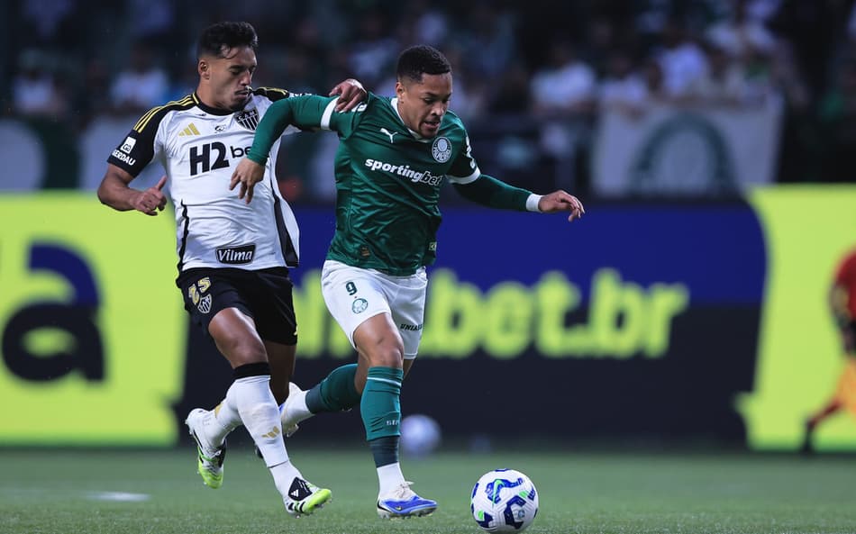 Vitor Roque x Gabriel Menino em Palmeiras x Atlético-MG (Foto: Ettore Chiereguini/AGIF)