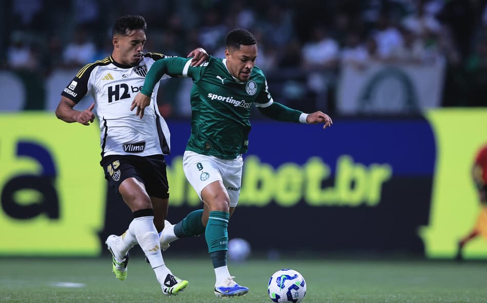 Vitor Roque x Gabriel Menino em Palmeiras x Atlético-MG (Foto: Ettore Chiereguini/AGIF)