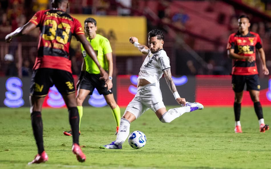 Alex Telles tenta a finalização pelo Botafogo contra o Sport (Foto: Rafael Vieira/AGIF)