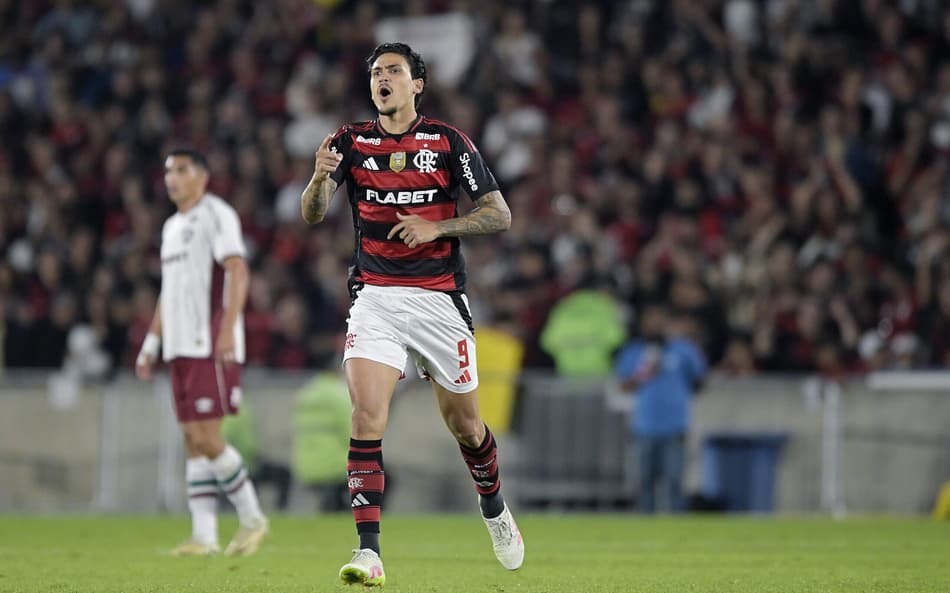 Pedro no Flamengo contra o Fluminense (Foto: Alexandre Loureiro/AGIF)