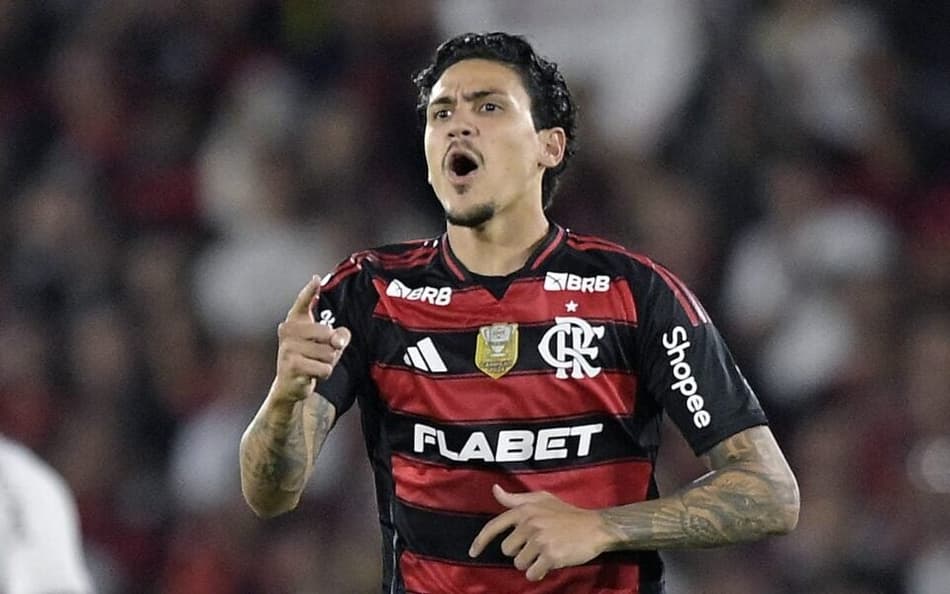 Pedro no Flamengo contra o Fluminense (Foto: Alexandre Loureiro/AGIF)