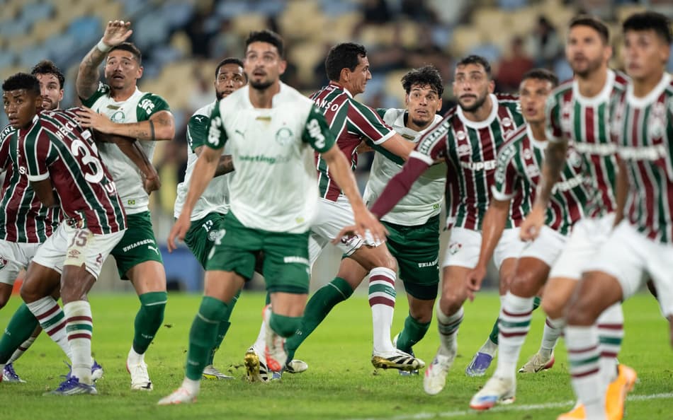 Jogadores de Fluminense e Palmeiras disputam lance