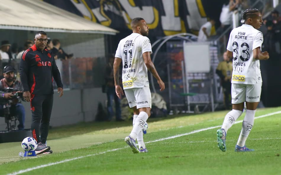 Guilherme sentiu uma lesão no tornozelo esquerdo durante o duelo contra o Internacional. (Foto: Mauricio De Souza/AGIF)