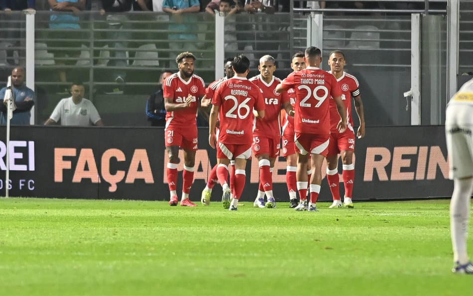 Jogadores do Inter durante a partida contra o Santos