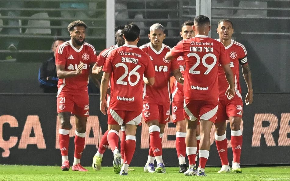Jogadores do Inter durante a partida contra o Santos