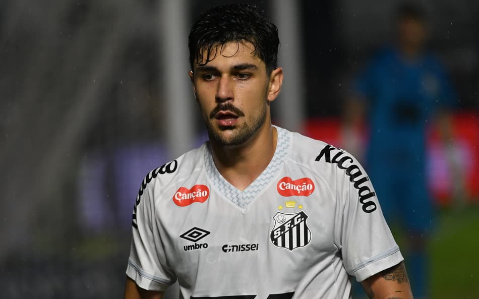 O zagueiro João Basso deve ser desfalque do Santos para o duelo diante do Juventude, no Morumbis. (Foto: Jota Erre/AGIF)
