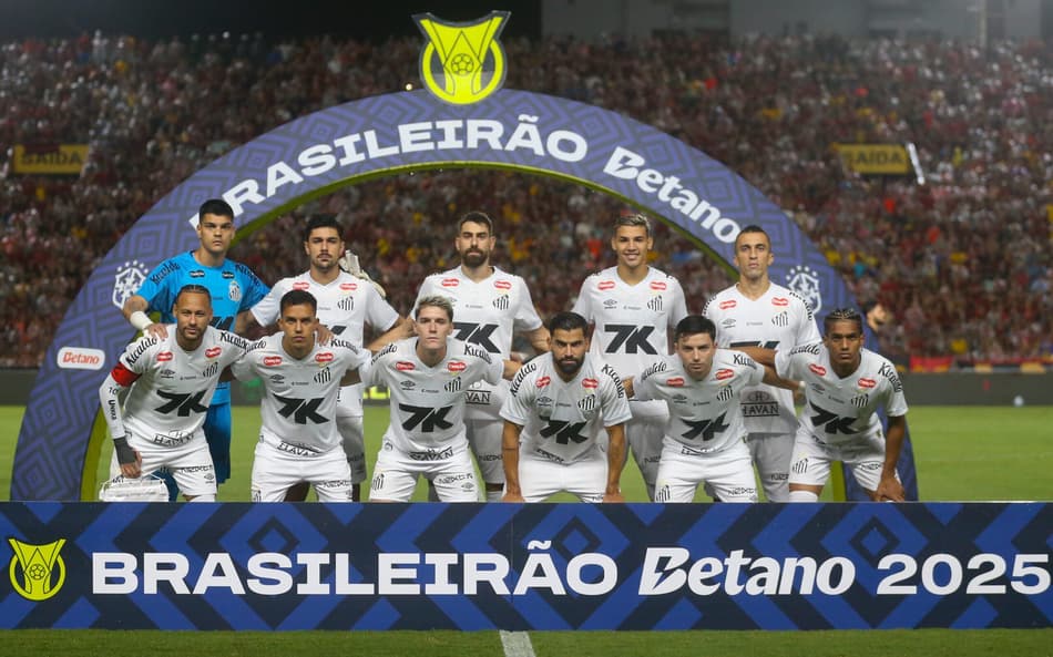 Santos se manteve fora da zona de rebaixamento (Foto: Marlon Costa/AGIF)