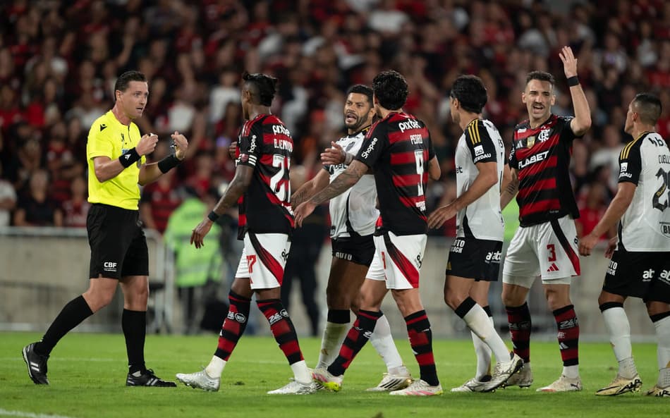 O árbitro Ramon Abatti Abel