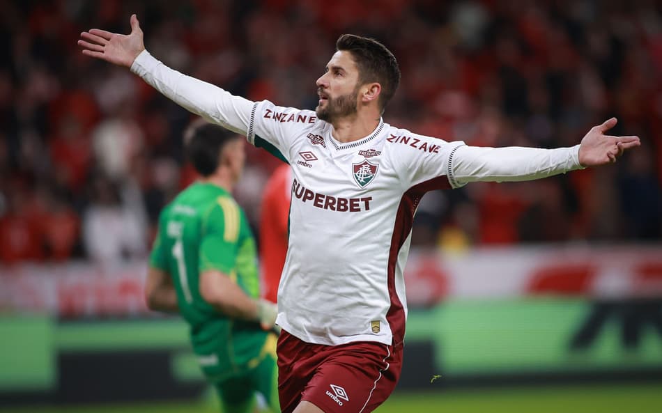 Everaldo comemora gol do Fluminense diante do Internacional (Foto: Maxi Franzoi/AGIF)