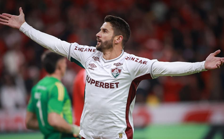Everaldo comemora gol do Fluminense diante do Internacional (Foto: Maxi Franzoi/AGIF)