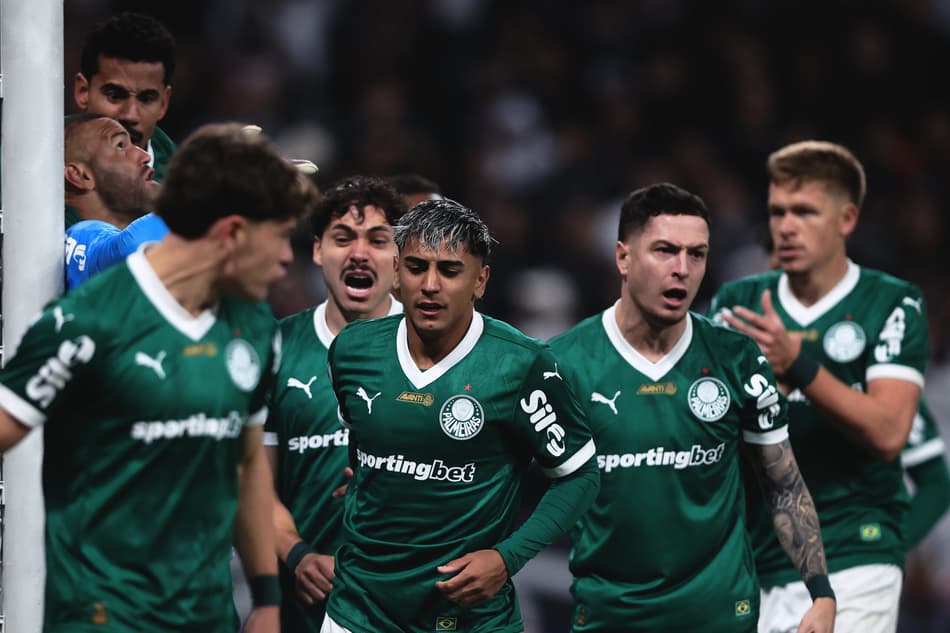Jogadores do Palmeiras durante partida na Neo Química Arena