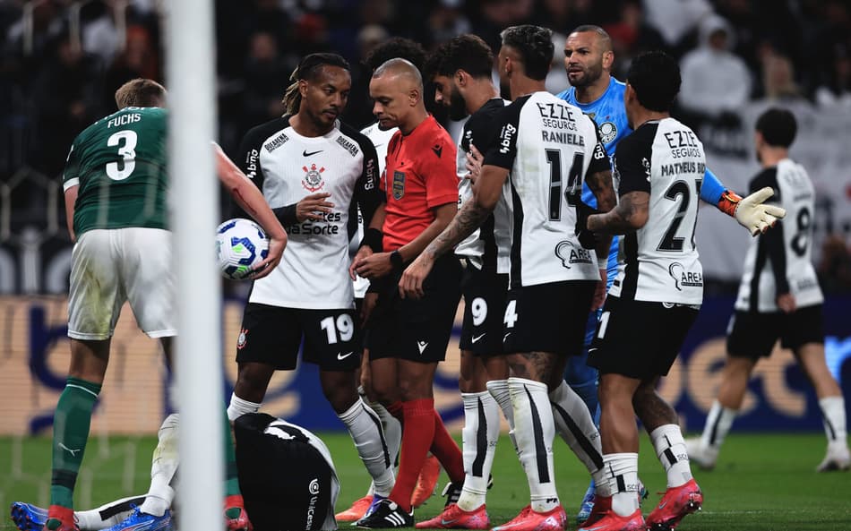 Jogadores do Corinthians protestam contra arbitragem em Corinthians x Palmeiras (Foto: Ettore Chiereguini/AGIF)