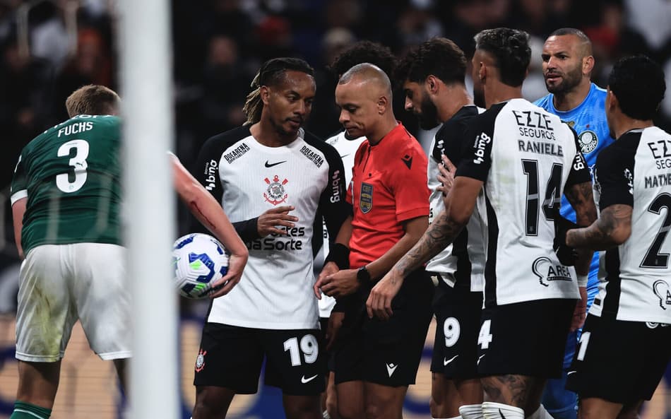 Jogadores do Corinthians protestam contra arbitragem em Corinthians x Palmeiras (Foto: Ettore Chiereguini/AGIF)