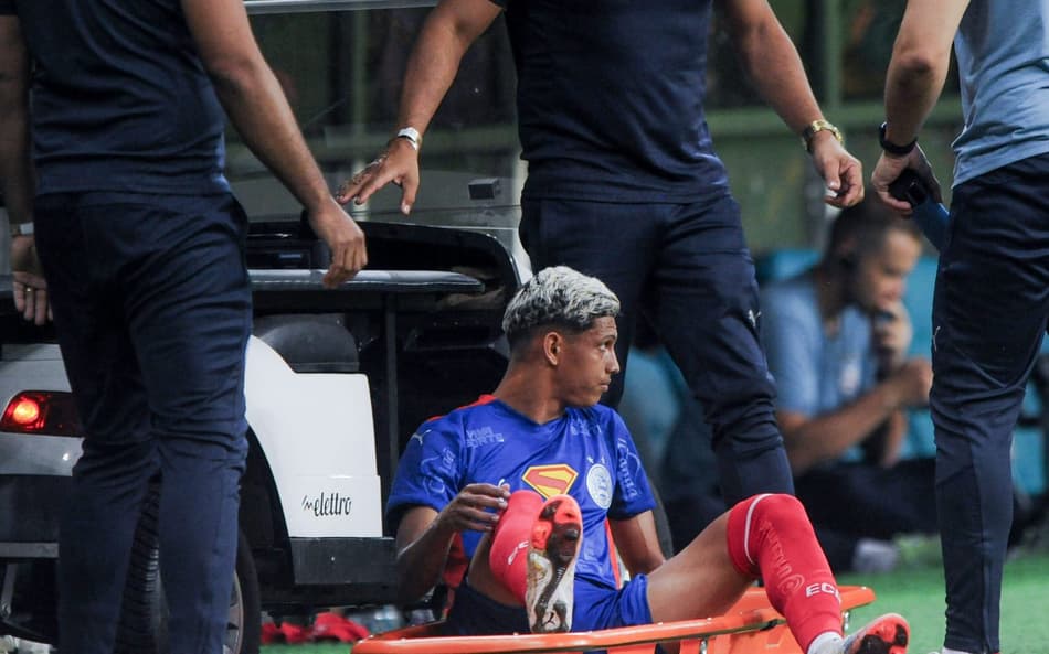 Erick Pulga sai de maca do jogo contra o Retrô (Foto: Jhony Pinho/AGIF)
