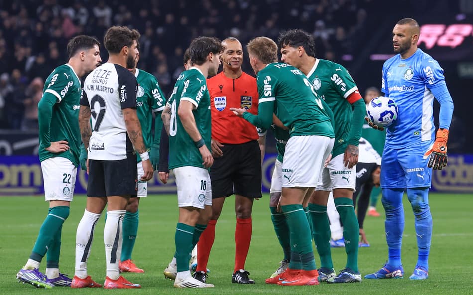 Palmeiras não encaminha reclamação formal, mas demonstra irritação interna com arbitragem