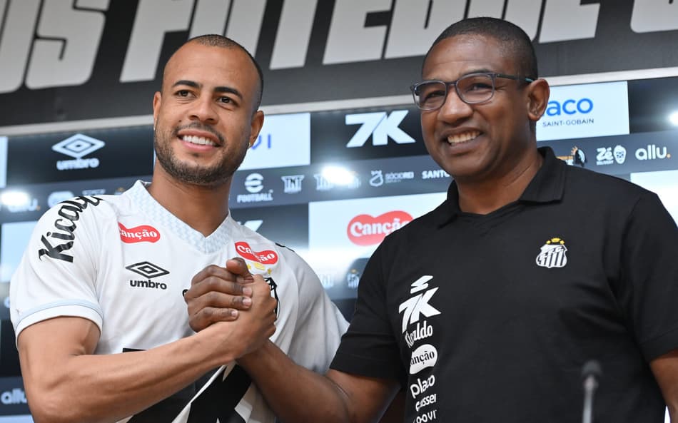 Mayke é apresentado ao lado do auxiliar técnico César Sampaio. Jogador assinou com o Santos até o fim de 2029. (Foto: Jota Erre/AGIF)