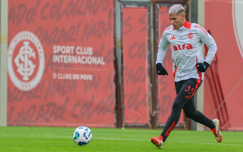 Braian Aguirre, lateral-direito do Internacional, no CT Parque Gigante