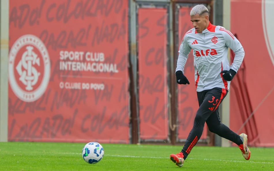Braian Aguirre, lateral-direito do Internacional, no CT Parque Gigante