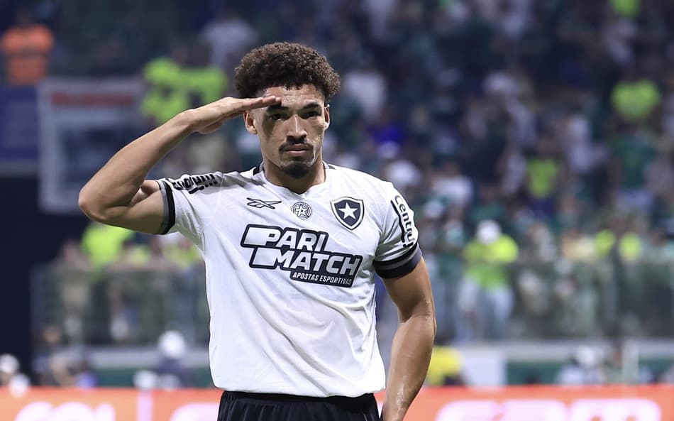 Adryelson, do Botafogo, comemora seu gol durante partida contra o Palmeiras (Foto: Marcello Zambrana/AGIF)