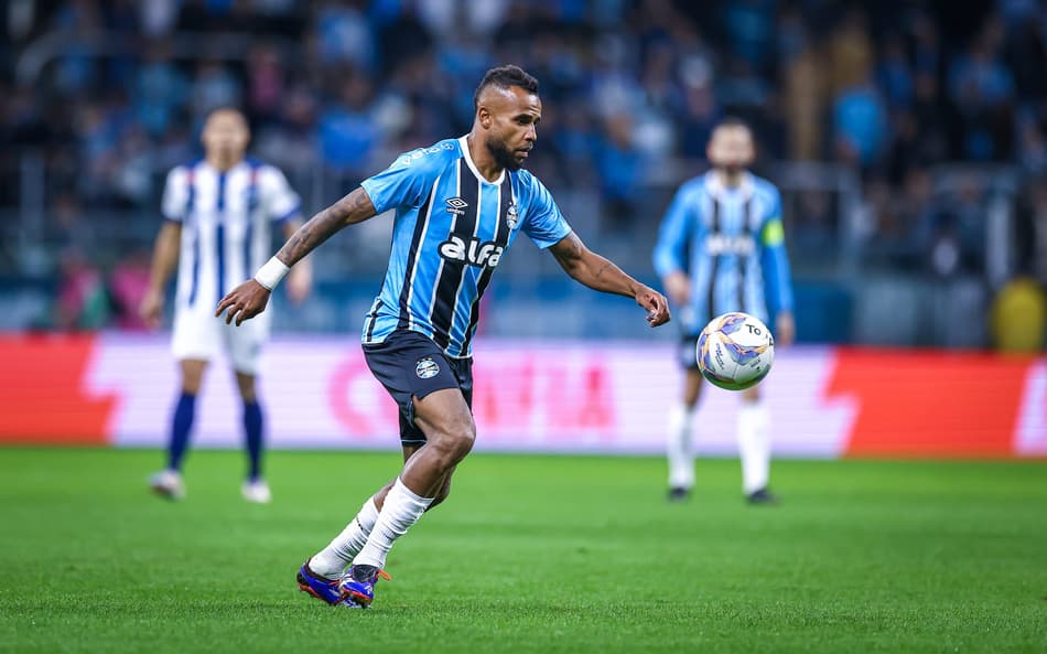 Alex Santana com a bola na vitória do Grêmio sobre o São José. (Foto: Lucas Uebel/Grêmio FBPA)