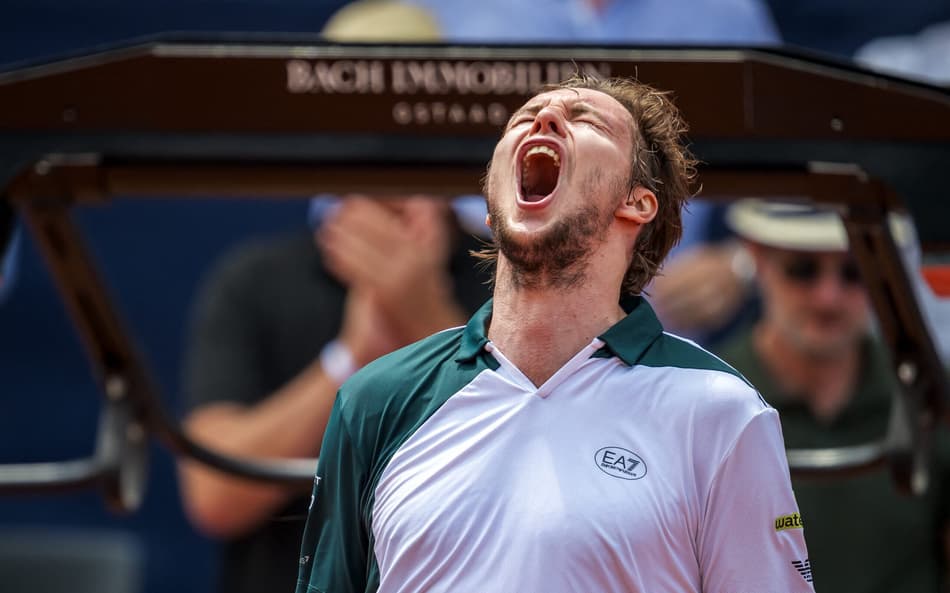 Alexander Bublik comemora vitória sobre Juan Manuel Cerundolo no ATP de Gstaad (foto: Fabrice COFFRINI / AFP)