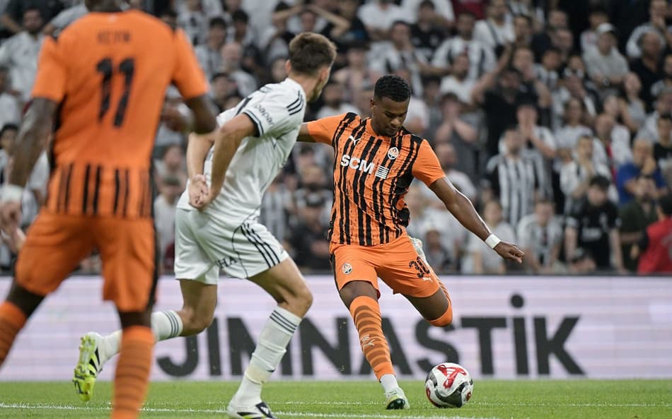 Alisson, do Shakhtar Donetsk, em ação no jogo contra o Besiktas (Foto: Reprodução/X)