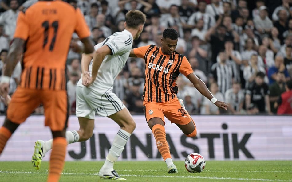 Alisson, do Shakhtar Donetsk, em ação no jogo contra o Besiktas (Foto: Reprodução/X)