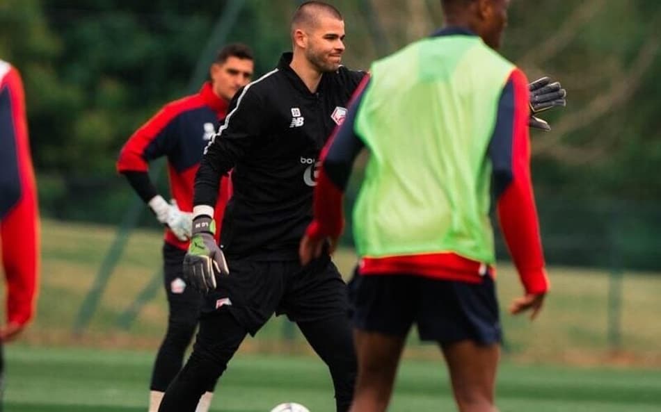Alvo do PSG, Lucas Chevalier durante treino do Lille na última temporada