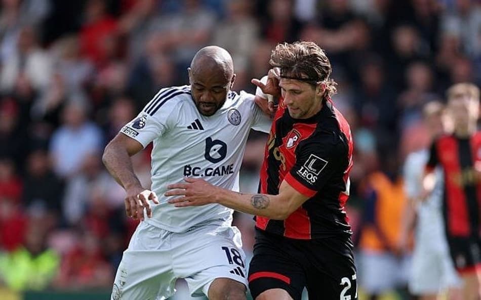 Alvo do PSG, Zabarnyi disputa bola com adversário pelo Bournemouth