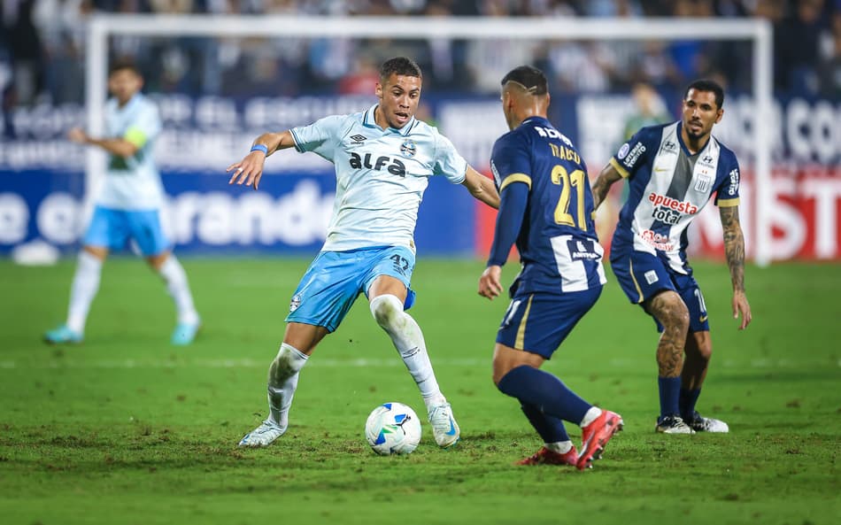 Alysson em disputa de bola na derrota do Grêmio para o Alianza Lima. (Foto: Lucas Uebel/Grêmio FBPA)