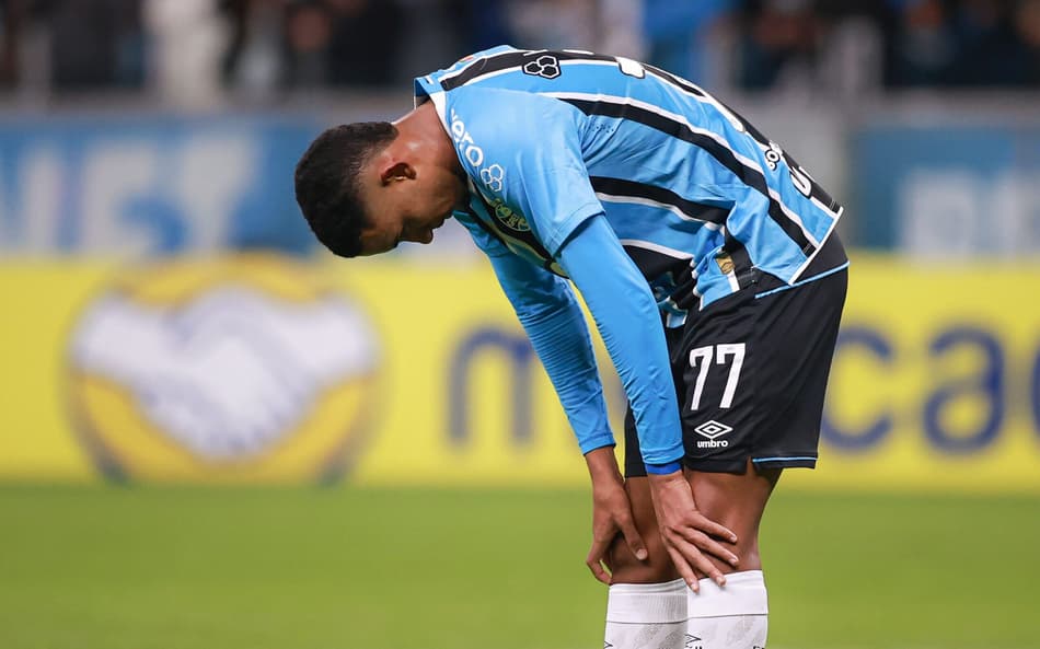 André Henrique se lamenta durante empate do Grêmio com o Alianza Lima. (Foto: Maxi Franzoi/AGIF)