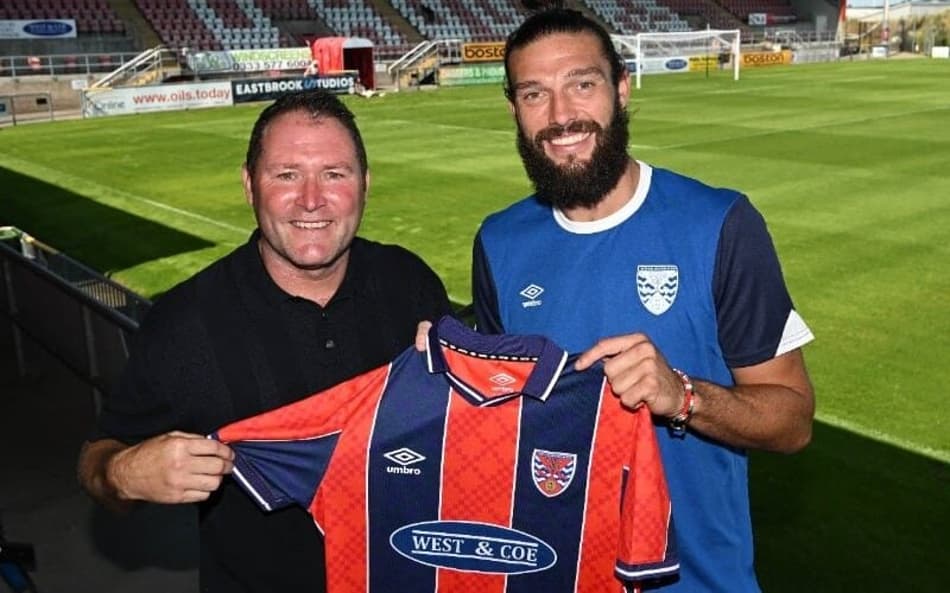 Andy Carroll em anúncio como reforço do Dagenham & Redbridge, da sexta divisão inglesa
