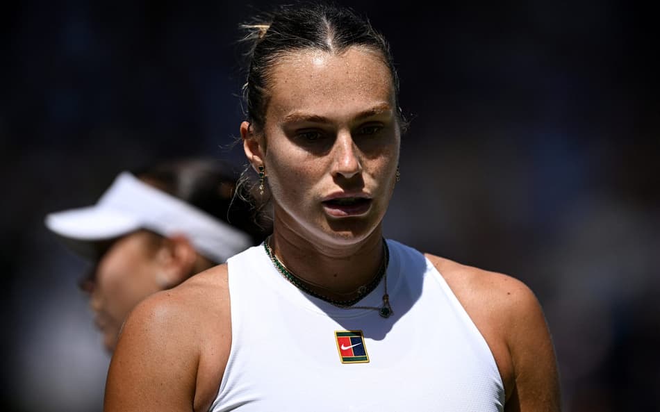 Aryna Sabalenka em partida contra Amanda Anisimova nas semifinais de Wimbledon (foto: Kirill KUDRYAVTSEV / AFP)