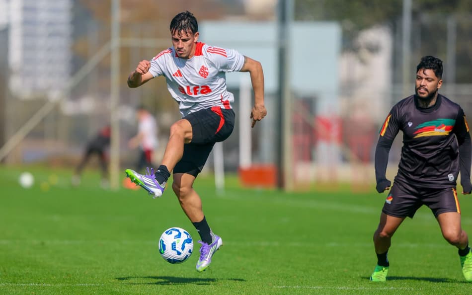 Bernabei, lateral-esquerdo do Internacional, em jogo-treino