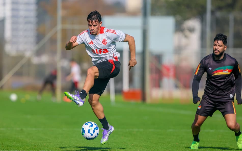 Bernabei, lateral-esquerdo do Internacional, em jogo-treino