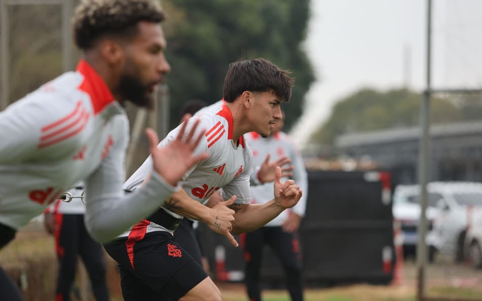 Wesley e Bernabei em treino do Internacional no CT Parque Gigante