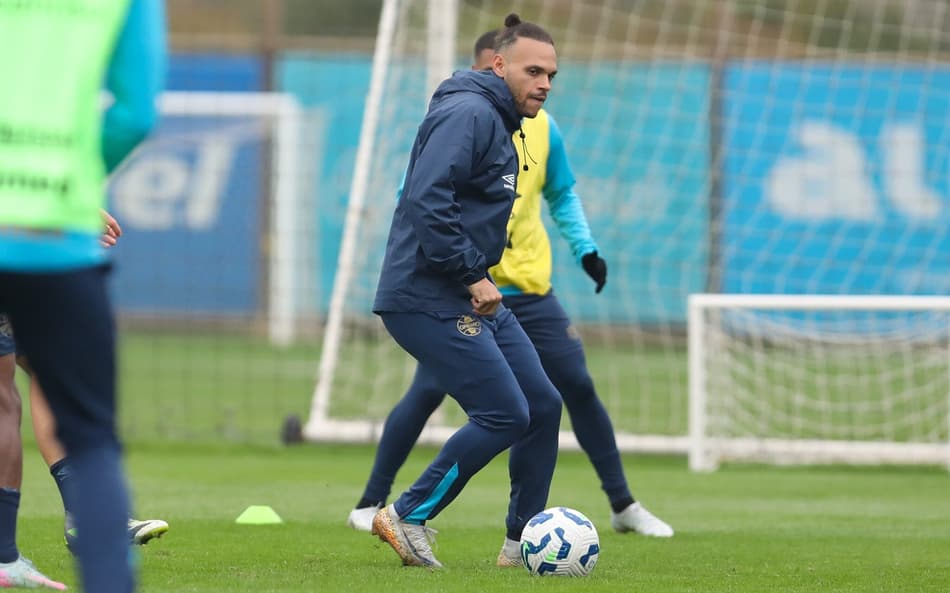 Braithwaite com a bola em treinamento do Grêmio. (Foto: Rodrigo Fatturi/Grêmio FBPA)