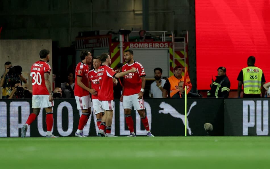 Jogadores do Benfica comemorando o gol marcado por Pavlidis (Foto: CARLOS COSTA / AFP)