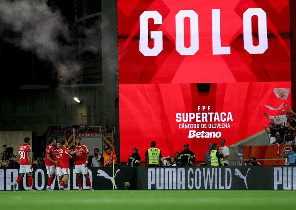 Jogadores do Benfica comemorando o gol marcado por Pavlidis (Foto: CARLOS COSTA / AFP)