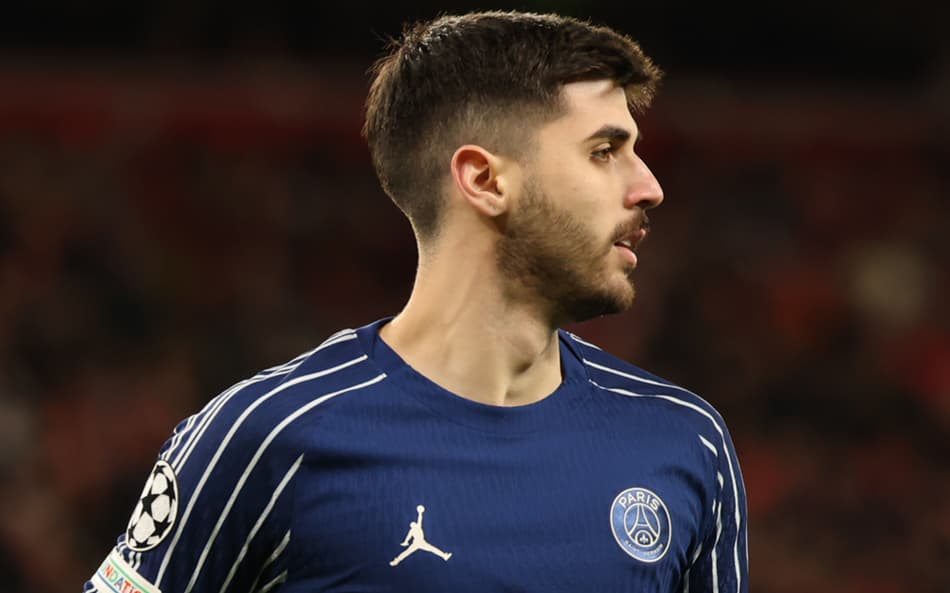 Beraldo em ação pelo PSG contra o Liverpool, nas oitavas de final da Champions League