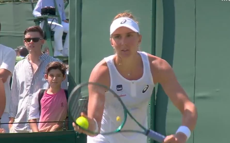 Bia Haddad na primeira fase em Wimbledon (reprodução Disney+)