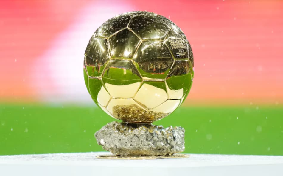 Bola de Ouro exposta em campo (Foto: Angel Martinez/Getty Images)
