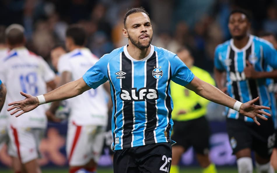 Braithwaite comemora um de seus gols na vitória do Grêmio sobre o Fortaleza. (Foto: Maxi Franzoi/AGIF)