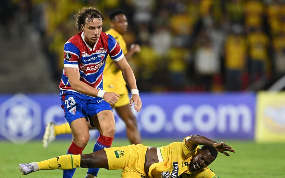 David Luiz e Edwin Castro em Atlético Bucaramanga x Fortaleza. (foto: RAUL ARBOLEDA / AFP)