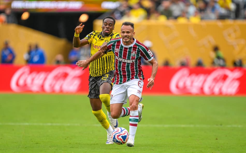 Bynoe-Gittens persegue Renê em jogo entre Dortmund e Fluminense, no Mundial de Clubes